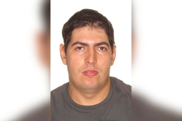 Foto colorida de homem suspeito de matar ex-sogro e atirar contra ex-companheira, no interior de São Paulo.