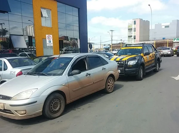 Detran e Polícia Militar apreendem carro com R$ 42 mil em multas. Condutor tinha mandado de prisão