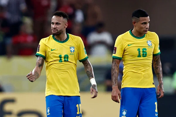 Neymar e Guilherme Arana, atacante e lateral esquerdo da Seleção brasileira
