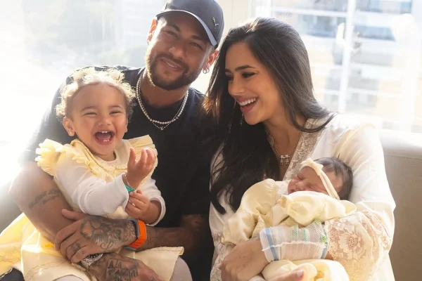 Bruna Biancardi monta árvore de Natal ao lado de Neymar e das filhas - Metrópoles