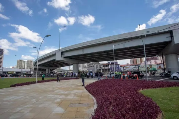 Imagem colorida de viaduto onde acidente ocorreu passageiro - Metrópoles