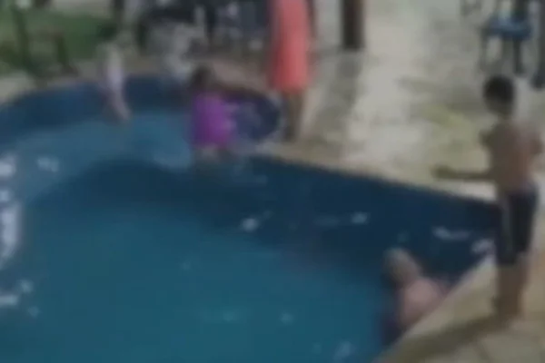 Imagem colorida de pessoas em volta e dentro de uma piscina - Metrópoles