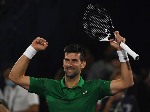 Novak Djokovic, tenista número 1 do mundo. Com camisa verde e raquete na mão, Djokovic celebra vitória no ATP de Dubai