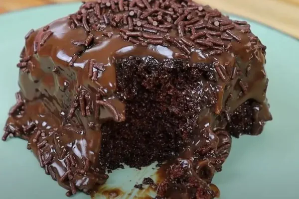 bolo de chocolate com calda e granulados