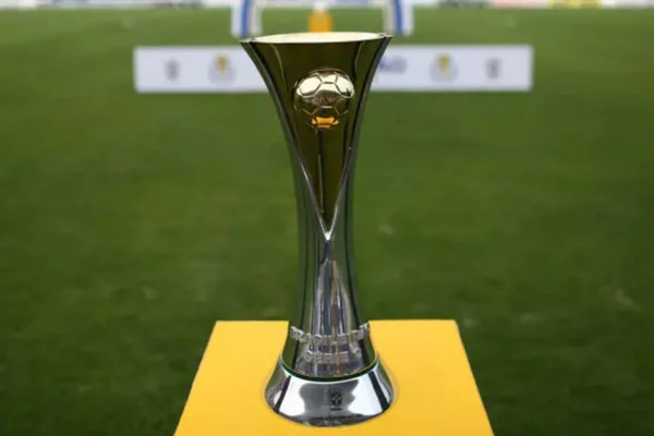 Foto colorida do troféu da Série C - Metrópoles