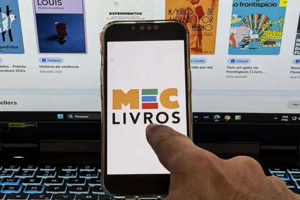 Imagem mostra pessoa acessando a plataforma MEC Livros - Metrópoles