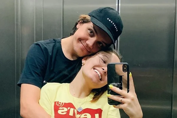 Larissa Manoela festeja 1 ano e 10 meses de namoro com Léo Cidade
