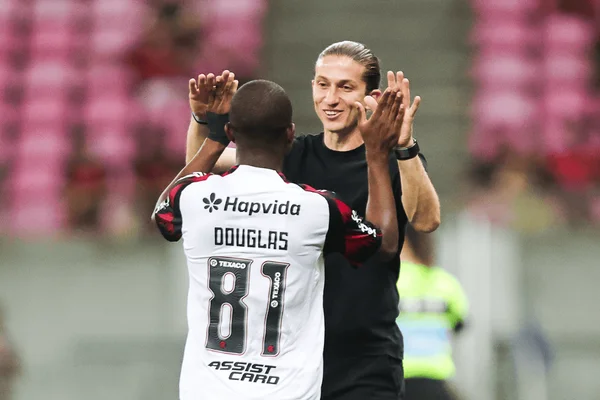 Filipe Luís abraçando Douglas Telles, jovem atacante do Flamengo