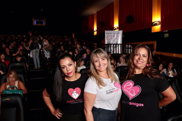 “Mães de Águas Claras” se reúnem para assistir “50 Tons Mais Escuros”
