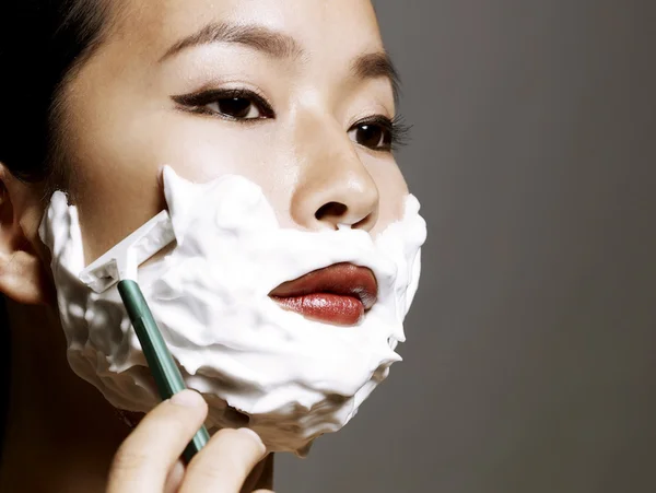 dermaplaning: tecnica de raspar o rosto