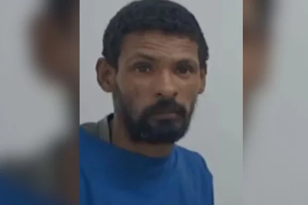 Foto colorida de homem que estava desaparecido por 8 anos - Metrópoles