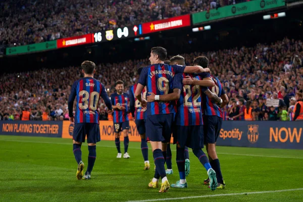 Barcelona e Espanyol fazem clássico da Catalunha neste sábado
