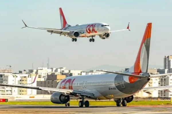Imagem colorida de avião da Gol - Metrópoles