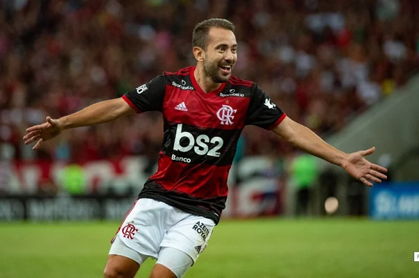 Everton Ribeiro comemorando gol