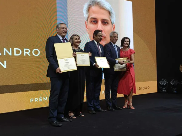 Alessandro Molon recebe o prêmio de melhor deputado federal do júri do Congresso em Foco
