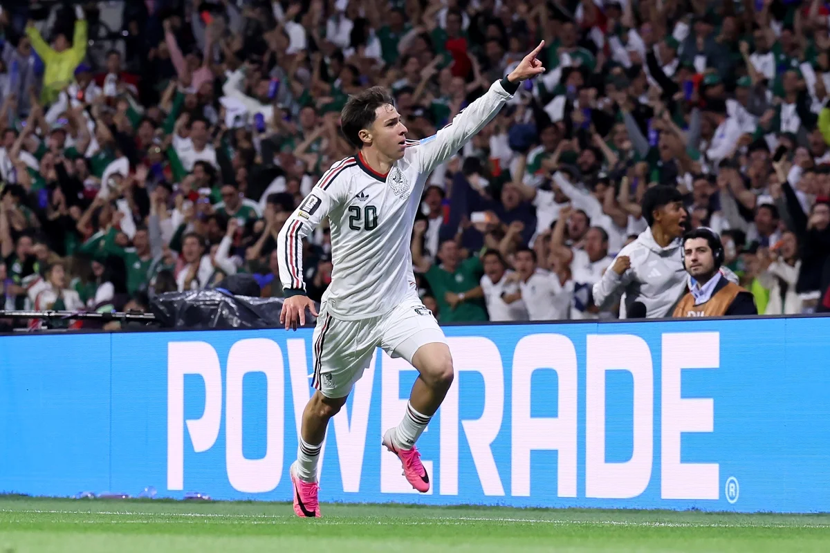 Chávez comemorando o primeiro gol do México sobre a Tchéquia Chávez comemorando o primeiro gol do México sobre a Tchéquia