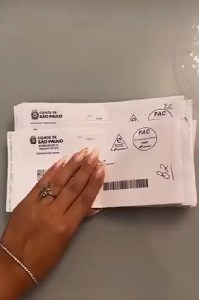 Em seu Instagram, Deolane Bezerra revelou que recebeu 53 multas no início do ano Em seu Instagram, Deolane Bezerra revelou que recebeu 53 multas no início do ano