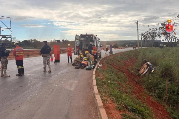 Carro com 3 ocupantes capota, atinge e mata homem na BR-020