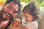 Eliezer ao lado dos filhos, Lua e Ravi