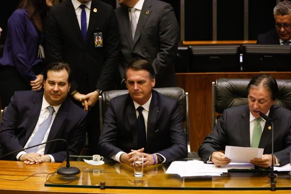 Eunício prega “equilíbrio entre os poderes” após discurso de Bolsonaro