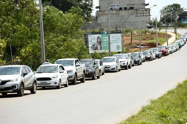 Fila de veículos para vacinação de idosos contra Covid-19 em Goiânia (GO)