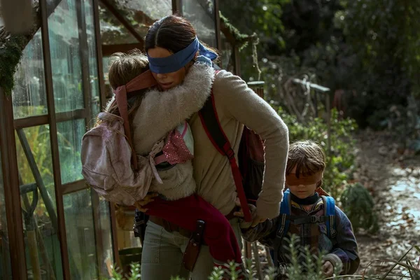 Crítica: Bird Box usa monstros para falar sobre família e maternidade