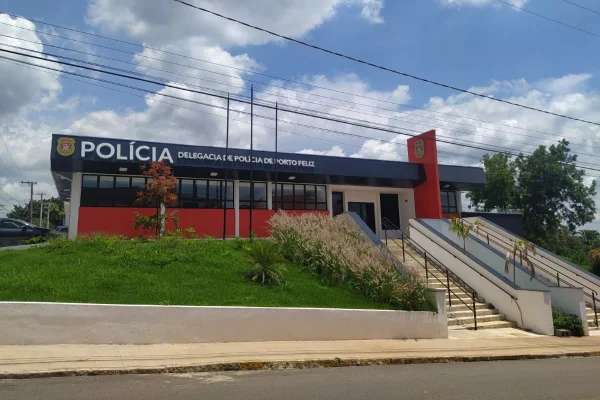 Imagem colorida de fachada da delegacia de Porto Feliz. Metrópoles