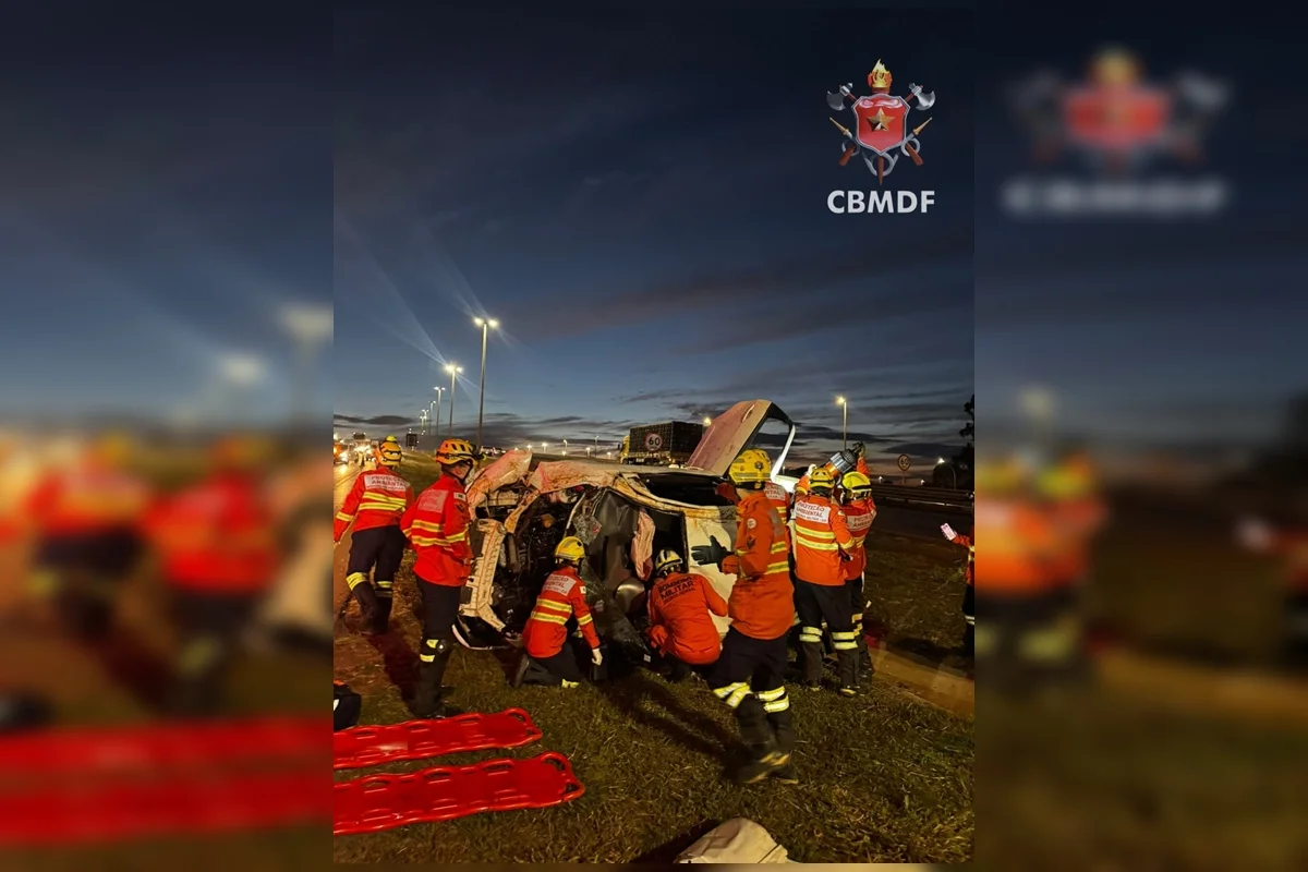 Duas pessoas ficaram presas às ferragens após um carro capotar na madrugada desta segunda-feira (13/7) na BR-020 Duas pessoas ficaram presas às ferragens após um carro capotar na madrugada desta segunda-feira (13/7) na BR-020