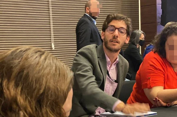 O neto do político Franco Motoro, André Montoro, discursa em mesa com outras pessoas. Ele criticou a falta do tucano na nova marca do PSDB - Metrópoles