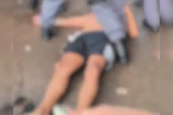 PMs agridem homem com com golpes de cassetete, chutes e mata-leão durante um megabloco de Carnaval - Metrópoles