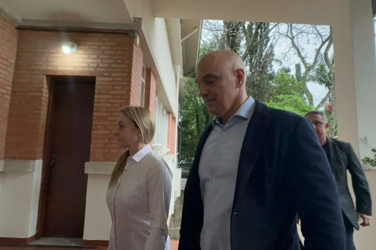 Ministro chegou ao local de votação acompanhado da esposa, Viviane Barci de Moraes Ministro chegou ao local de votação acompanhado da esposa, Viviane Barci de Moraes