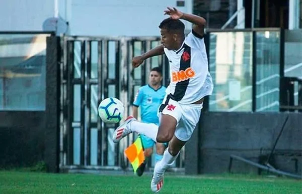 Vinícius agradece a Abel no Vasco e revela recado: “Ousadia”