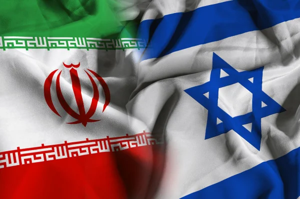 Imagem colorida de bandeiras de Israel e Irã. Ataque - Metrópoles