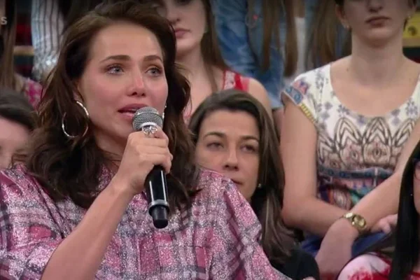 Árbitro constrange Letícia Colin no palco do Altas Horas