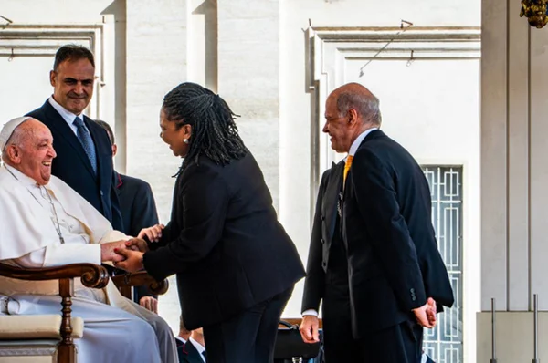 Margareth Menezes apertando a mão do Papa Francisco, que sorri - Metrópoles