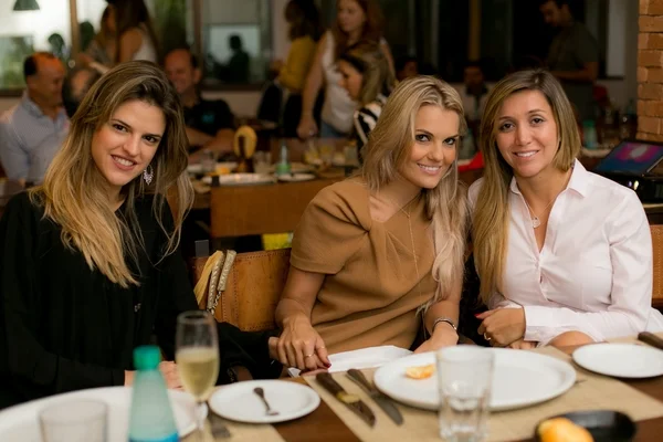 Carolina Pellegrino, Isadora Campos e Tayhani Cachoeira Carolina Pellegrino, Isadora Campos e Tayhani Cachoeira