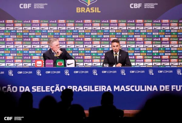 Imagem colorida de Ancelotti e Rodrigo Caetano- Metrópoles