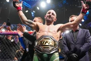 Alexander Volkanovski é o atual detentor do cinturão dos pesos-penas. Alexander Volkanovski é o atual detentor do cinturão dos pesos-penas.
