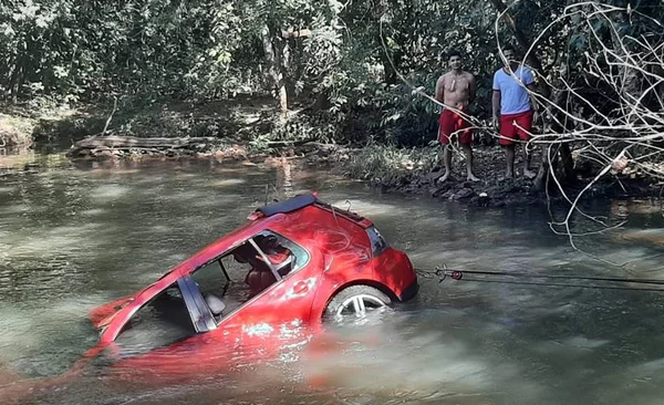 Carro encontrado em córrego no DF