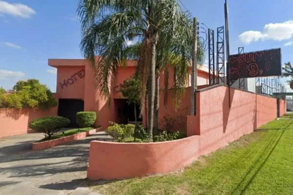 Imagem colorida mostra fachada de motel - Metrópoles