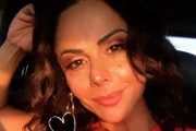 Na sequência, foi ao chão, mas recebeu amparo de ritmistas Na sequência, foi ao chão, mas recebeu amparo de ritmistas