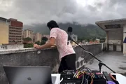 Músico venezuelano Víctor Bolivar gravou momento exato em que terremoto foi sentido em Caracas, capital da Venezuela