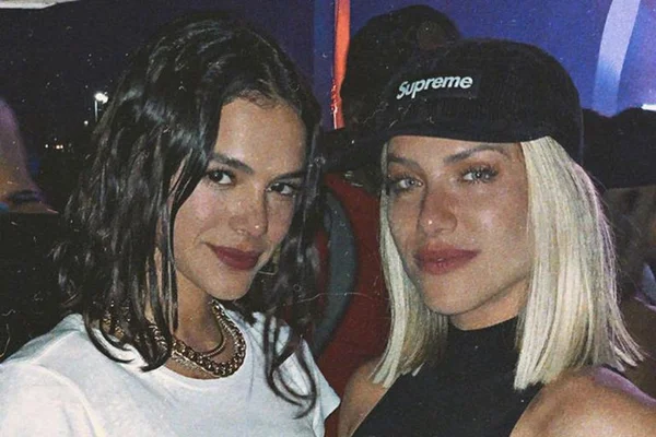 Gio Ewbank e Bruna Marquezine posam juntas e fãs reagem: “Cunhadas”