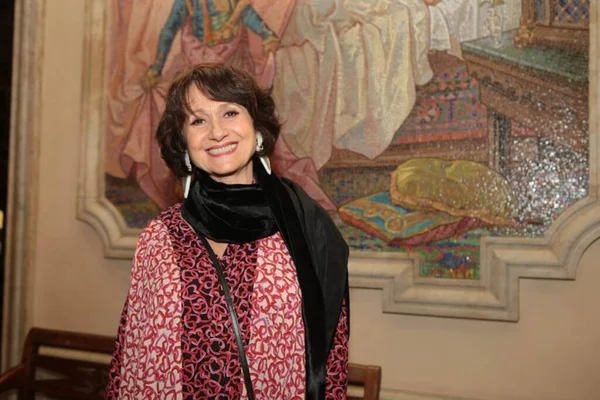 Foto colorida da atriz Zezé Polessa em um museu
