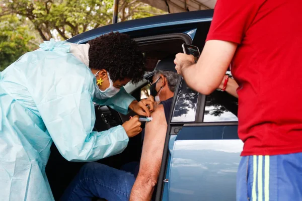 Vacinação no Parque da Cidade para pessoas com 66 anos ou mais e segunda dose.