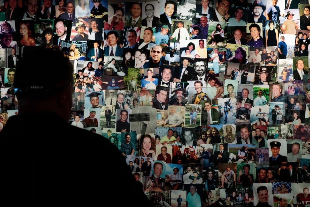 Dentre as áreas mais emocionantes, está o "In Memoriam", que exibe fotografias, histórias pessoais e depoimentos de familiares das vítimas do atentado. Dentre as áreas mais emocionantes, está o "In Memoriam", que exibe fotografias, histórias pessoais e depoimentos de familiares das vítimas do atentado.