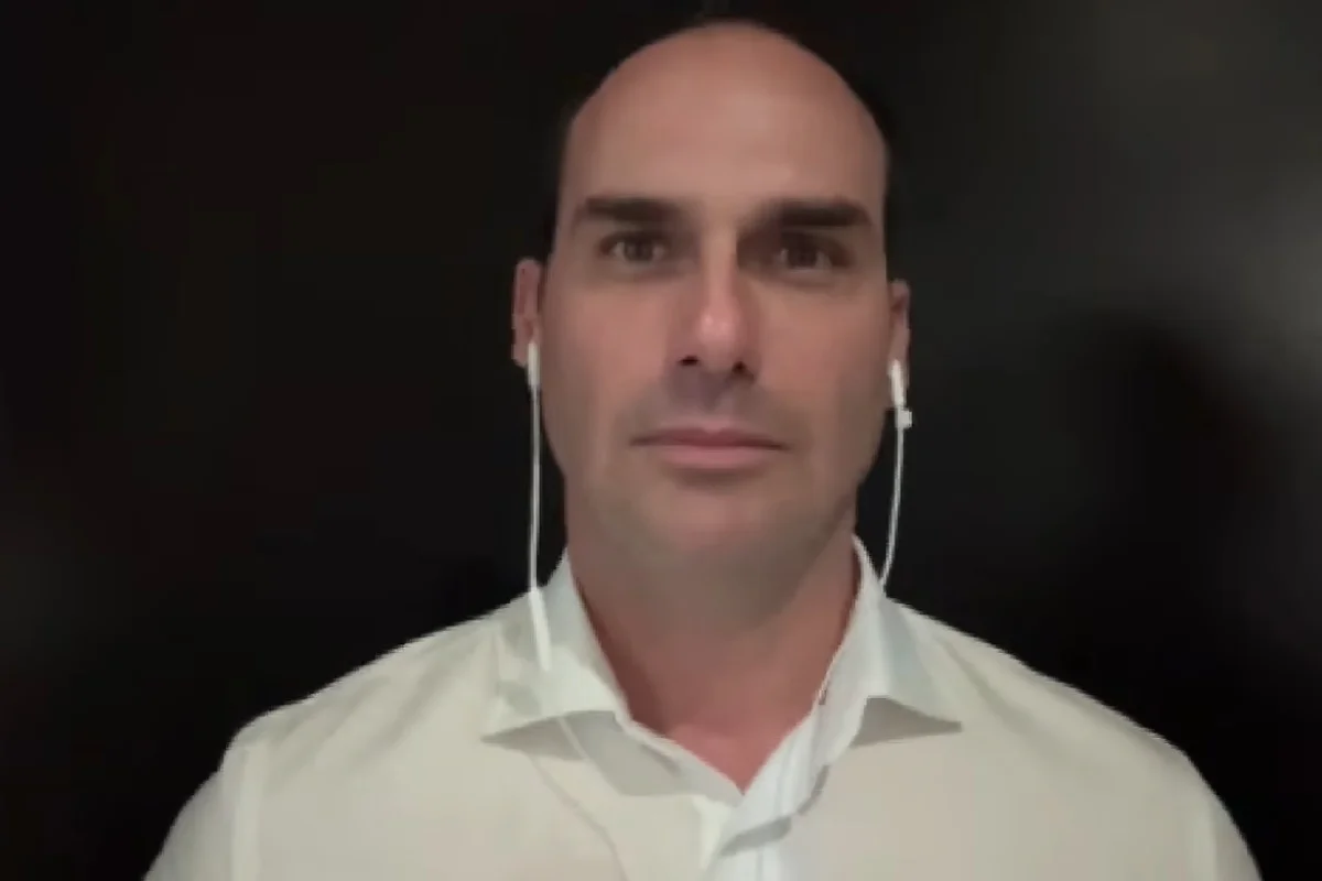 Eduardo Bolsonaro inaugura canal de tv com fugitivos nos EUA e chora