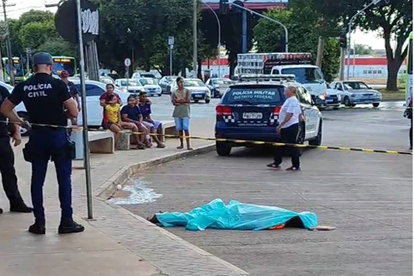 Um homem foi assassinado em frente a uma loja de salgados na QNN 18 Conjunto H, em Ceilândia. O autor do crime é o dono do estabelecimento que atirou após a vítima reclamar do atendimento.