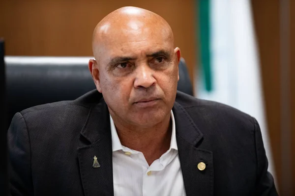 Imagem colorida do presidente da CLDF Wellington Luiz (MDB). Ele tem pele parda, usa terno preto e camiseta branca - Metrópoles