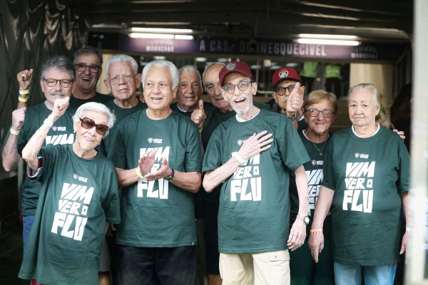Idosos entraram com os jogadores do Fluminense antes do clássico diante do Botafogo